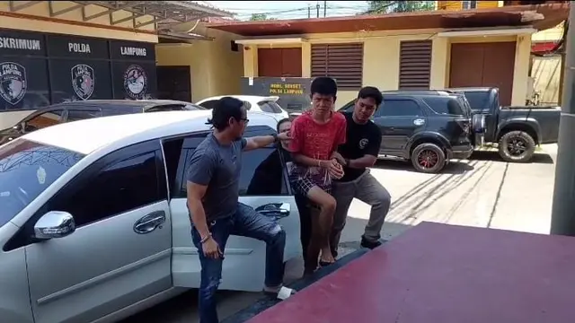 Tersangka Eka Stia, mahasiswa pembunuh-pemerkosa bocah kakak beradik di Pesisir Barat, ditahan di Mapolda Lampung