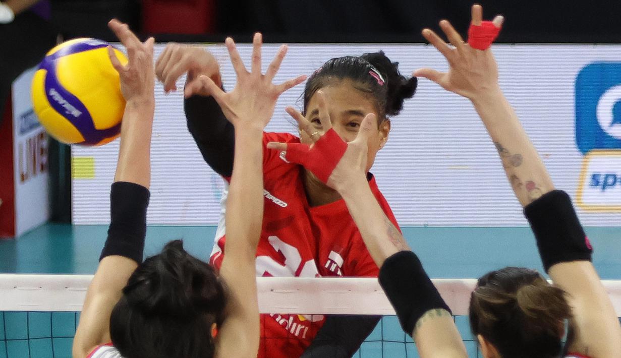 Pemain Timnas voli putri Indonesia, Junaida Santi (depan) melepaskan spike yang berusaha diblok dua pemain Vietnam pada laga Grup B AVC Challenge Cup 2024 di Rizal Memorial Coliseum, Manila, Filipina, Minggu (26/5/2024). Indonesia kalah 1-3 (17-25, 15-25, 27-25 dan 13-25). (Asian Volleyball Confederation)