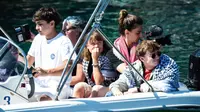 Momen aktivis iklim Greta Thunberg menunggu untuk menaiki kapal Madleen, sebelum berlayar menuju Gaza bersama para aktivis Koalisi Armada Kebebasan, berangkat dari pelabuhan Catania, Italia, di Sisilia, 1 Juni 2025. (Foto AP/Salvatore Cavalli)