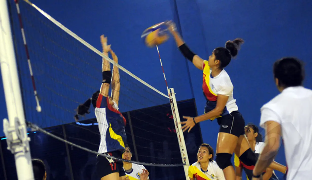 Jelang perhelatan Pertamina Proliga 2015, tim putri Jakarta Electric PLN berlatih di Aula P3B PLN Cinere, Depok, Kamis (28/1/2015). (Liputan6.com/Helmi Fithriansyah)