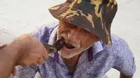 Tak Sanggup Bayar Dokter, Kakek Ini Nekat Cabut Gigi Pakai Tang
