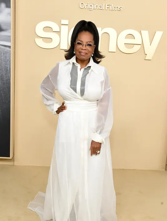 Oprah Winfrey berpose saat menghadiri pemutaran perdana film "Sidney" di Academy Museum of Motion Pictures di Los Angeles, California (21/9/2022). Produser televisi itu mempercantik penampilannya dengan batu putih dan perak raksasa di jarinya. (Jon Kopaloff/Getty Images/AFP)