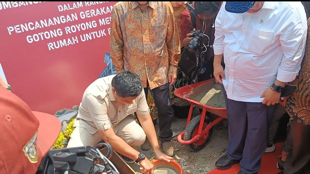 Menteri Perumahan dan Kawasan Permukiman (PKP), Maruarar Sirait mengaduk semen saat peletakan batu pertama Pembangunan Rumah Gratis. (Sulaeman/Merdeka.com)