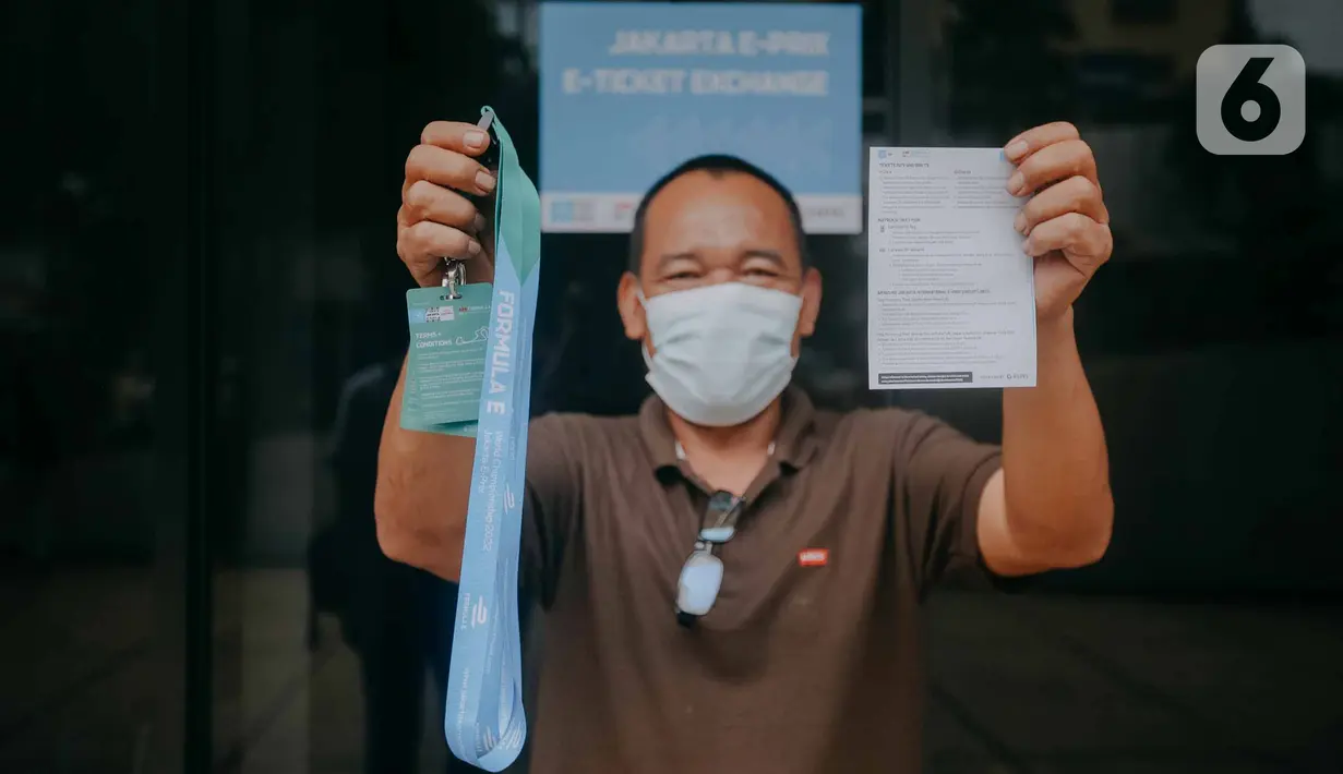 Warga usai menukarkan tiket elektronik (e-ticket) lomba balap mobil listrik Formula E dengan tiket fisik di Taman Ismail Marzuki, Cikini, Jakarta Pusat, Kamis (2/6/2022). Pihak Organizing Committee (OC) Jakarta E-Prix menyiapkan tiga lokasi penukaran tiket elektronik pada 1-3 Juni 2022 di Thamrin City, Taman Ismail Marzuki, dan Velodrome Rawamangun. (Liputan6.com/Faizal Fanani)