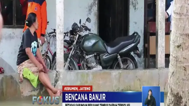 Petugas gabungan tembus banjir demi mengevakuasi korban banjir di Kebumen, yang masih terisolasi.