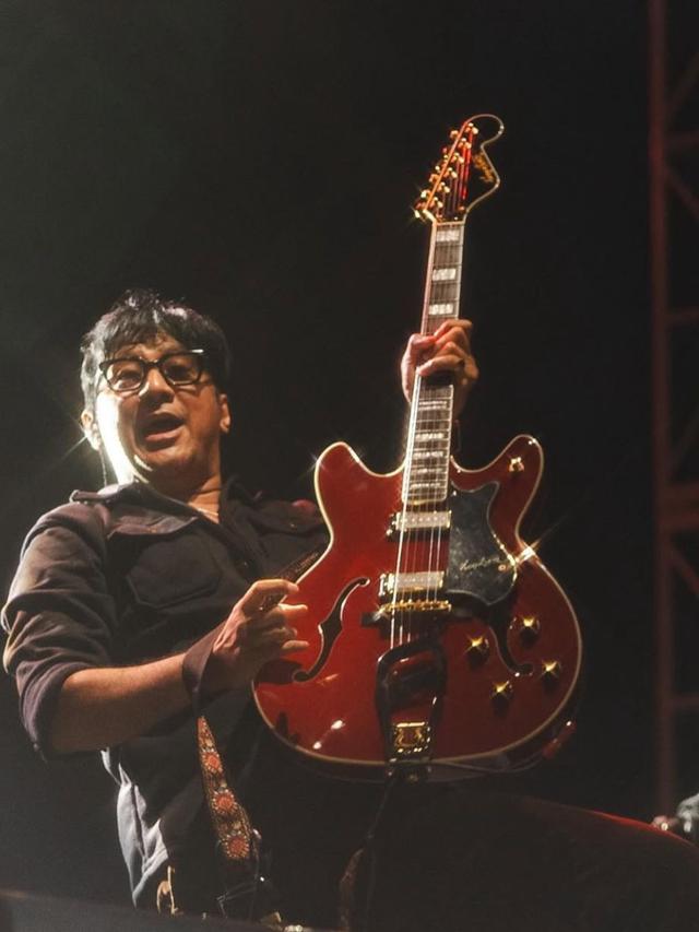 Potret keren Andre Taulany main gitar (credit: https://www.instagram.com/andreastaulany/)