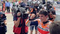 Ekspresi kegembiraan Marc Marquez setelah menjuarai MotoGP Jerman, di Sirkuit Sachsenring, Minggu (20/6/2021). (Twitter/Repsol Honda)