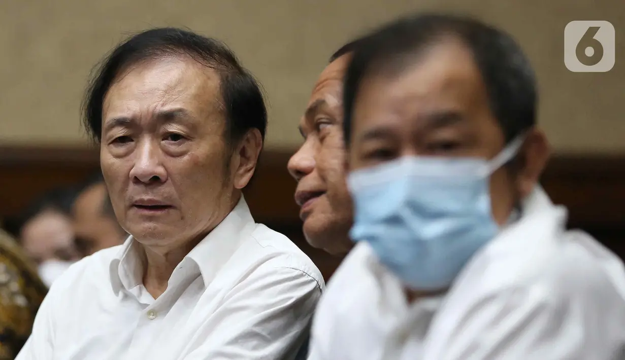 <p>Surya Darmadi saat menunggu proses sidang pembacaan dakwaan di Pengadilan Tindak Pidana Korupsi (Tipikor), Jakarta, Kamis (8/9/2022). Jaksa Penuntut Umum (JPU) mendakwa bos PT Duta Palma Group Surya Darmadi telah merugikan keuangan negara sekitar Rp 78,836 triliun. (Liputan6.com/Herman Zakharia)</p>
