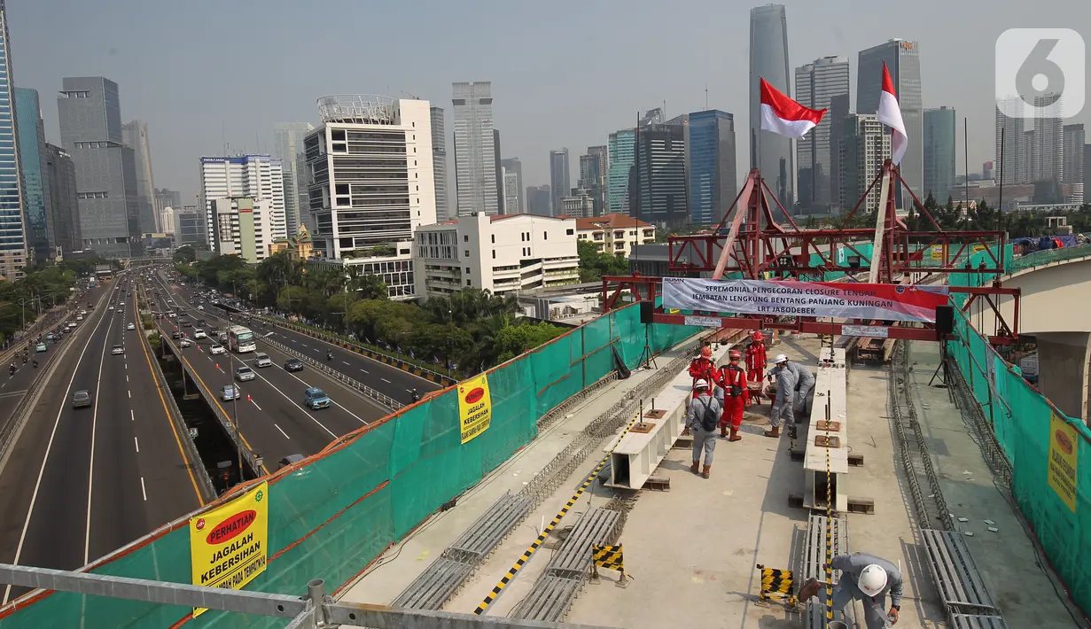 Pekerja melakukan pengecoran tahap akhir jembatan lengkung bentang panjang atau long span pada proyek LRT Jabodebek di kawasan Kuningan, Jakarta, Senin (11/11/2019). Long span tersebut masuk dalam Museum Rekor Dunia Indonesia (MURI). (Liputan6.com/Angga Yuniar)