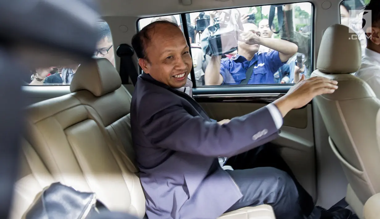 Sekjen Kemendes PDTT, Anwar Sanusi berada di dalam mobilnya saat akan meninggalkan Gedung KPK, Senin (5/6). Anwar Sanusi diperiksa sebagai saksi untuk tersangka Sugito, terkait kasus suap opini Wajar Tanpa Pengecualian (WTP). (Liputan6.com/Faizal Fanani)