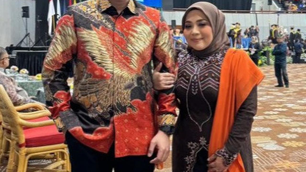 7 Potret Wisuda Anak Muzdalifah, Jadi Sarjana Akuntansi - Dihadiri Fadel Islami & Putra dari Nassar