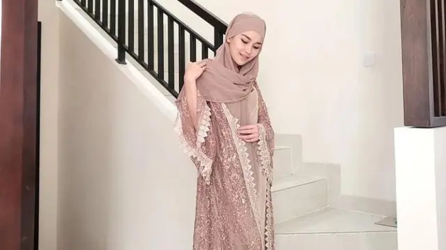 Hijab Ayu Ting Ting di acara syukuran sang adik jadi sorotan