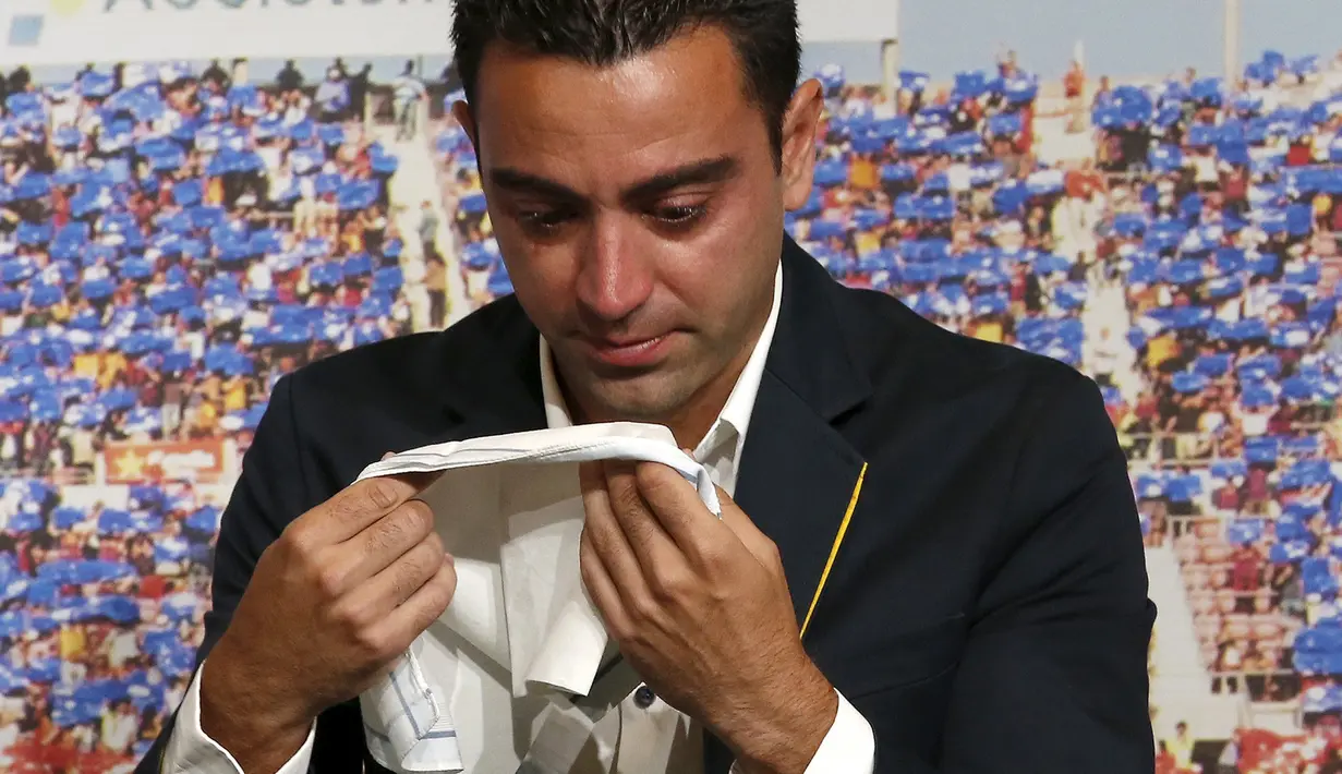 Gelandang Barcelona Xavi Hernandez mengusap air matanya saat acara perpisahannya di Auditori 1899, Stadion Nou Camp, Spanyol, (3/6/2015). Xavi memulai karir profesionalnya pada 18 Agustus 1998. (REUTERS/Gustau Nacarino)