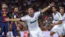 Pemain Real Madrid, Cristiano Ronaldo melakukan selebrasi setelah mencetak gol ke gawang Barcelona dalam laga Piala Super Spanyol di Camp Nou stadium, Barcelona, Spanyol, 23 Agustus 2012. (AP Photo/Manu Fernandez)