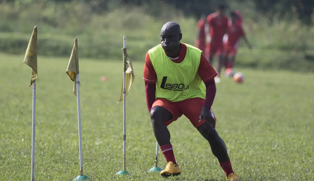 Penyerang Persija, Pacho Kenmogne, berlatih jelang babak 8 besar Piala Jenderal Sudirman di Lapangan Sawangan, Depok, Jawa Barat, Senin (7/12/2015). (Bola.com/Vitalis Yogi Trisna) 