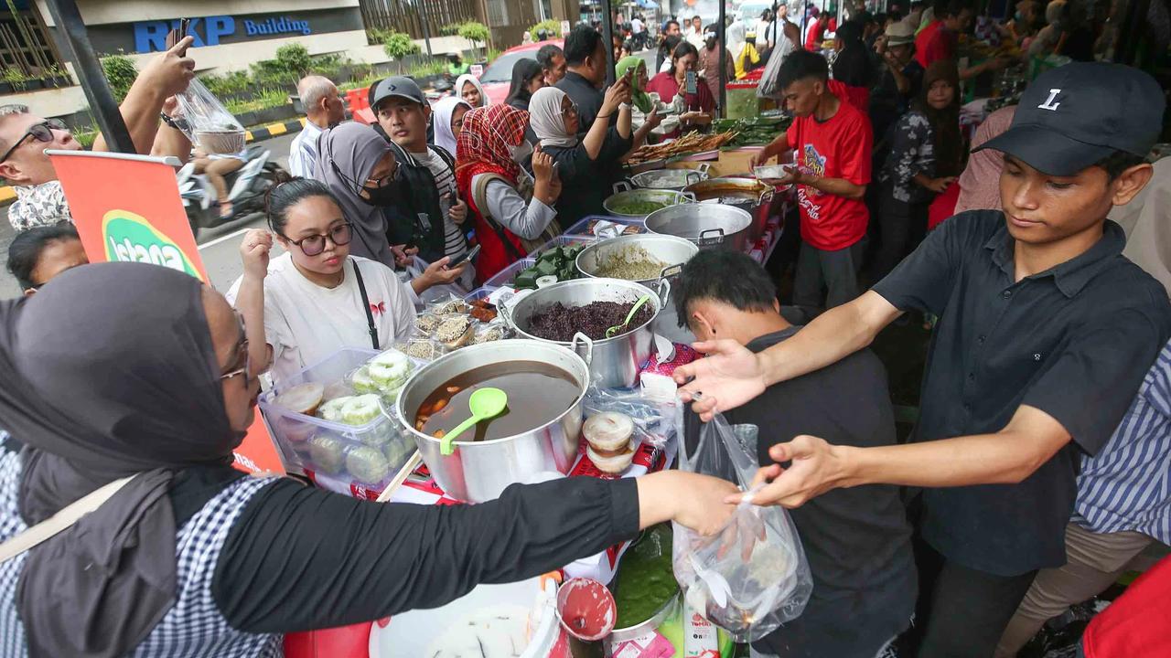 FOTO: Pasar Takjil Benhil Jadi Magnet Warga Berburu Menu Berbuka