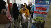 Korban dugaan penipuan perjalanan umrah First Travel mendatangi Posko Pengaduan Korban PT First Travel Bareskrim Polri, Jakarta, Senin (21/8). Total lebih dari 1.200 calon jemaah umrah mendaftar ke Bareskrim. (Liputan6.com/Immanuel Antonius)