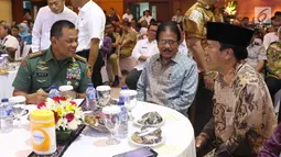 Panglima TNI Jendral Gatot Nurmantyo (kiri) bersama Menteri Agraria dan Tata Ruang Sofyan Djalil saat menghadiri Hari Tata Ruang Nasional 2017 di Jakarta, Selasa (14/11).  (Liputan6.com/Angga Yuniar)