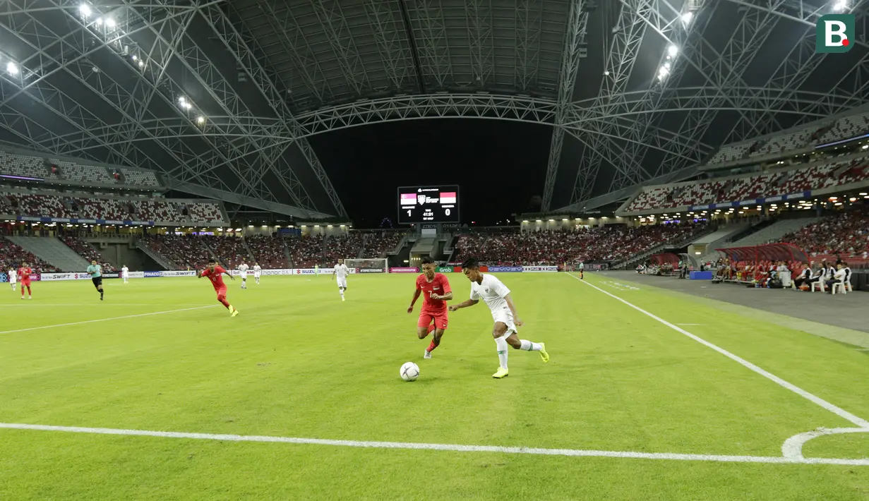 Indonesia dan Singapura sama-sama menampilkan permainan terbuka. Dua tim yang ngotot meraih kemenangan terlihat saling jual beli serangan di laga sengit tersebut. (Bola.com/M Iqbal Ichsan)