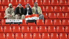 Empat fans Irak di tengah kosongnya Ahmed bin Ali Stadium, Al Rayyan, Qatar, ketika digelar penyisihan Grup D Piala Asia 2011 antara Irak vs Korut, 19 Januari 2011. AFP PHOTO / KARIM JAAFAR 