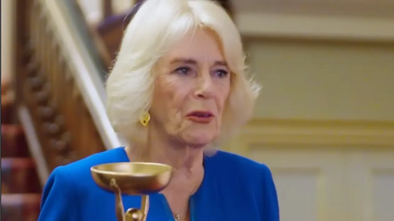 Ratu Camilla memegang Piala Iris untuk pemenang Booker Prize.