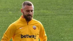 Gelandang AS Roma, Daniele De Rossi melakukan pemanasan saat mengikuti sesi latihan di Trigoria, selatan Roma (11/2). AS Roma akan bertanding melawan Porto pada babak 16 besar Liga Champions di stadion Olimpico. (AFP Photo/Andreas Solaro)