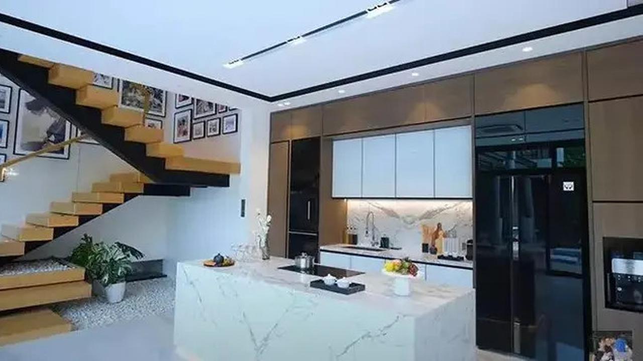 Intip Potret Dapur Mewah Milik Titi Kamal dan Christian Sugiono yang Punya Model Elegan