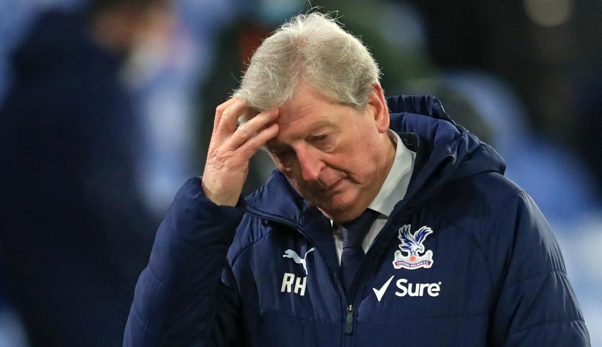 Manajer Crystal Palace, Roy Hodgson tampak kecewa usai berakhirnya laga lanjutan Liga Inggris 2020/21 pekan ke-16 melawan Leicester City di Selhurst Park, Senin (28/12/2020). Crystal Palace bermain imbang 1-1 dengan Leicester City. (AFP/Adam Davy/Pool)