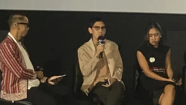 Angga Dwimas Sasongko dalam diskusi panel di puncak CapCut AI Content Fest di Jakarta, Jumat (11/9/2026). (Liputan6.com/Nola Vemiliana)