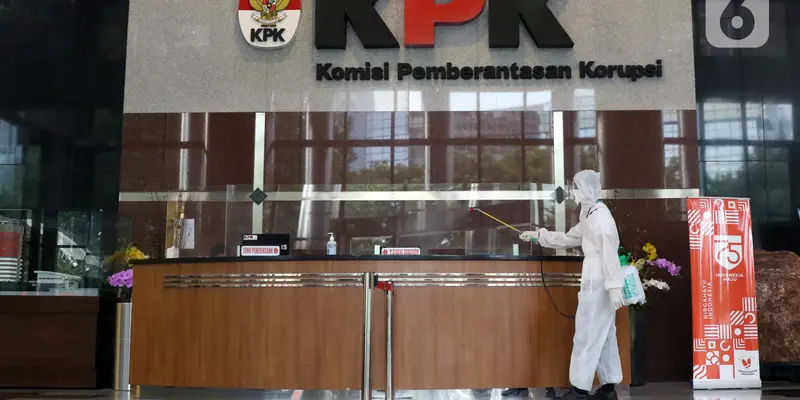 Gedung KPK Rutin Disemprot Disinfektan