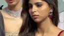 Sedangkan riasan wajahnya terlihat glamour dengan lipstik  merah mencolok dan mata berbingkai kelopak mata. Rambut Suhana Khan terlihat anggun dengan gaya  ikal lembut alami, melengkapi penampilan Suhana Khan yang begitu elegan di malam pemutaran perdana The Archies. (Liputan6.com/IG/@voompla)