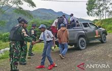 Prajurit Yonif 511/DY Luncurkan Program "TNI Antar Pelajar Tolikara", Atasi Akses Sulit di Papua Pegunungan