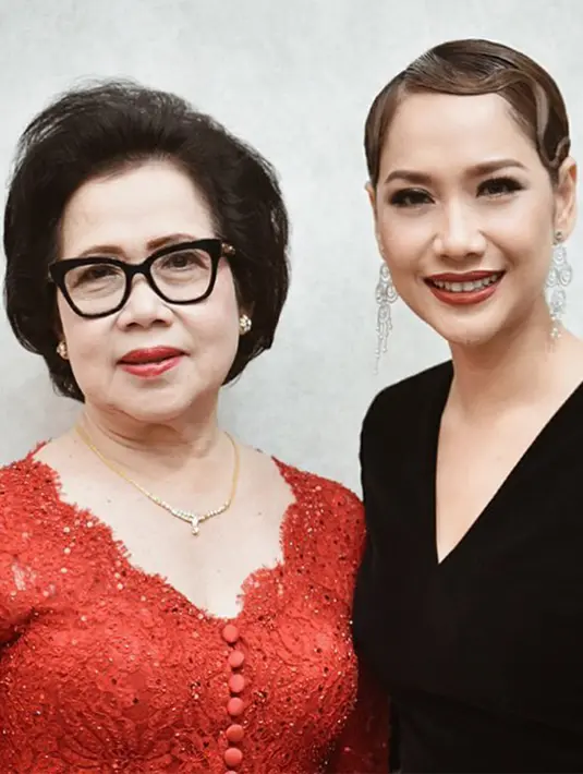 Wanita berusia 36 tahun ini selalu mempunyai hubungan yang hangat dengan keluarga, terutama sang ibu. Banyak netizen memuji hubungan anak dan ibu ini yang selalu harmonis. (Liputan6.com/IG/@bclsinclair)