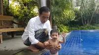 Dalam vlog yang diunggahnya, Minggu (17/9/2017), Jokowi tampak bahagia bermain air bersama Jan Ethes. (Foto: Youtube/Presiden Joko Widodo)