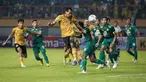 Pemain Bhayangkara FC, Wahyu Subo Seto (tengah) berusaha mencetak gol saat laga pekan ketiga BRI Liga 1 2022/2023 antara Bhayangkara FC melaran Persebaya Surabaya di Stadion Wibawa Mukti, Cikarang, Minggu (07/08/2022). (Bola.com/Bagaskara Lazuardi)