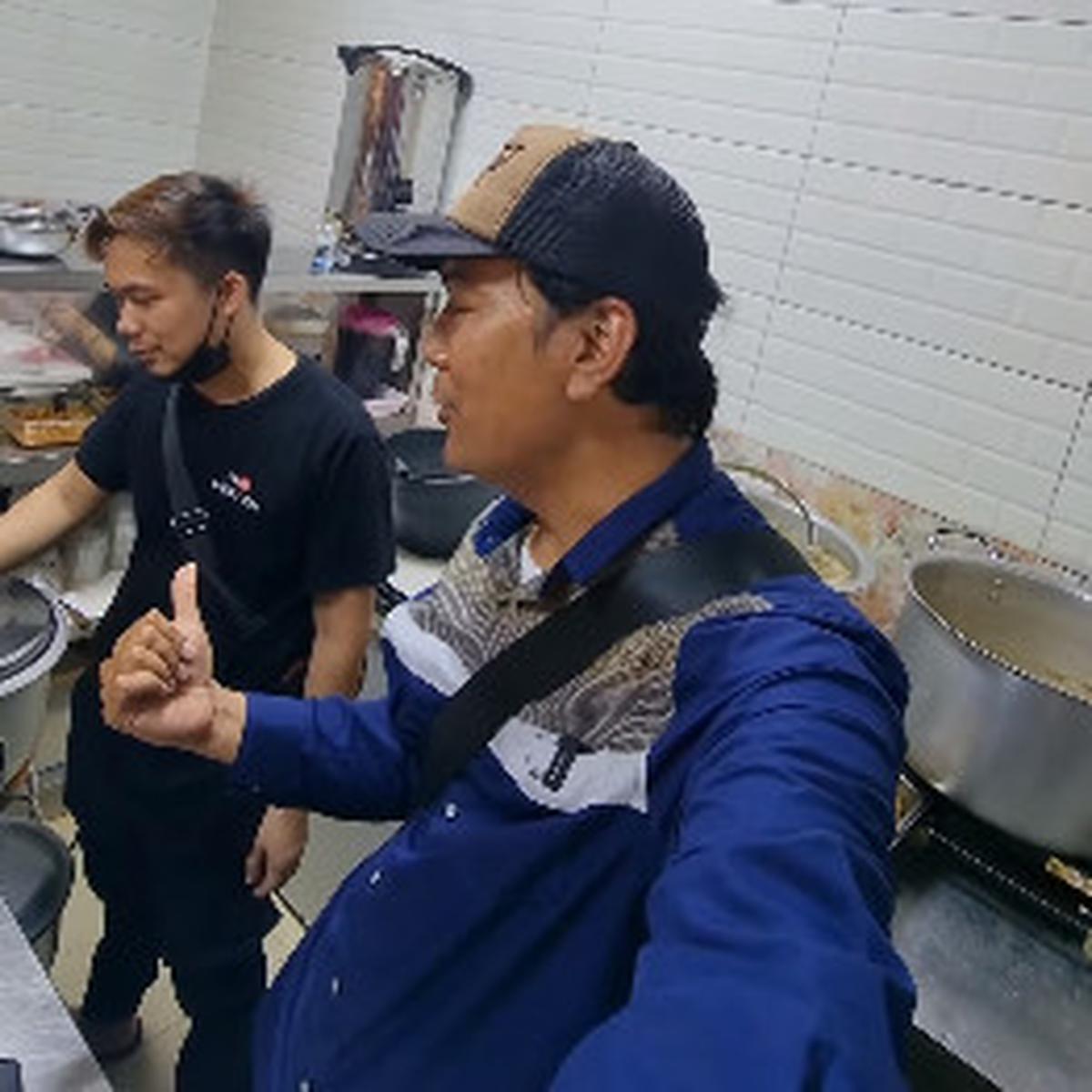 Kerja jadi Pelayan Bakso di Jeddah