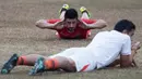 Pesepakbola asal Argentina, Alan Aciar melakukan pendinginan usai mengikuti latihan perdana bersama Persija Jakarta jelang Piala Presiden 2015 di Lapangan Yon Zikon 13, Jakarta, Selasa (18/8/2015). (Bola.com/Vitalis Yogi Trisna)