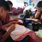 Para pelajar Cirebon semangat membatik motif Mega Mendung demi memecahkan rekor Muri dan dunia. Foto (Liputan6.com / Panji Prayitno)