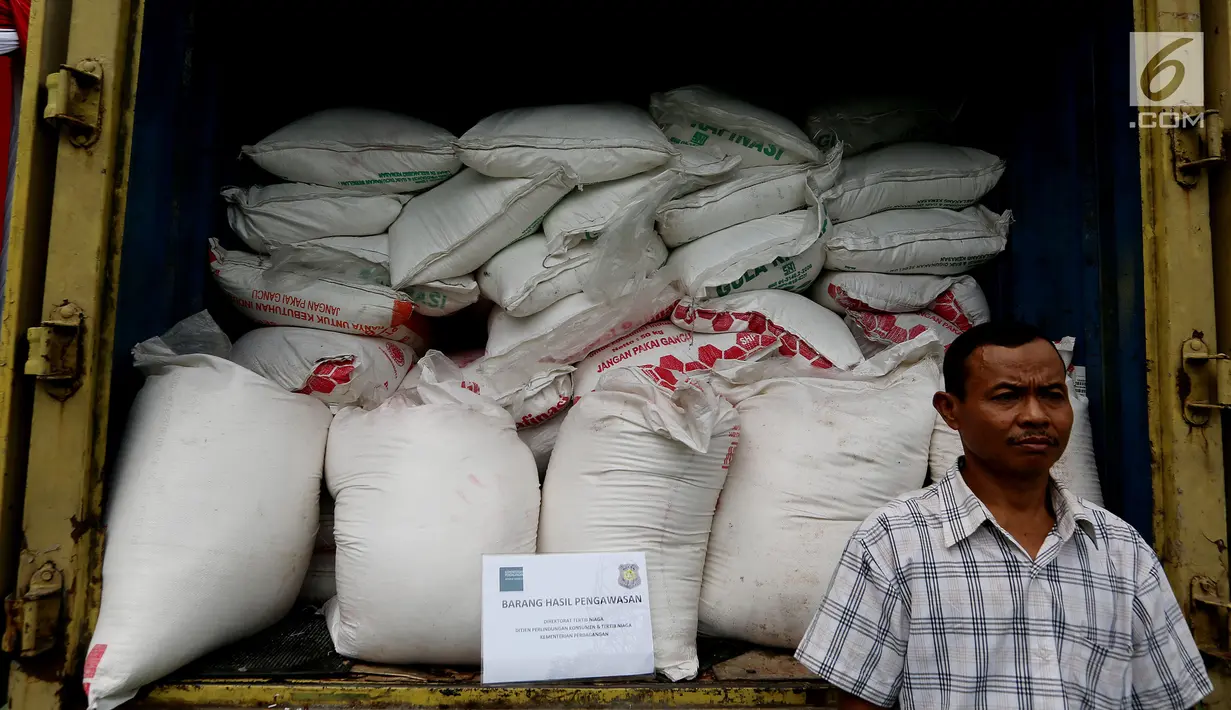 Gula kristal yang sudah kedaluwarsa hasil sitaan Kementerian Perdaganagan dari pasar, di Lapangan Parkir Kemendag, Jakarta Kamis (28/9). Petugas berhasil menyita sebanyak 21,3 ton Gula Kristal dan 47,9 ton daging beku kedaluwarsa.(Liputan6.com/JohanTallo)