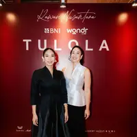 Happy Salma dan Dewi Sri Luce (Instagram/@tuloladesigns)