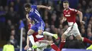 Pemain Chelsea, Pedro melakukan tembakan melewati adangan para pemain Middlesbrough pada lanjutan Premier League di Stamford Bridge, London, (8/5/2017). Chelsea menang 3-0. (AP/Alastair Grant)