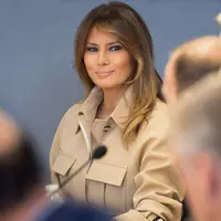 Ibu Negara Amerika Serikat, Melania Trump melakukan pertemuan di Kantor Pusat Penanggulangan Bencana di Washington, Rabu (6/6). Melania Trump akhirnya kembali tampil di depan publik setelah hampir satu bulan absen dari sorotan media. (AP/Andrew Harnik)