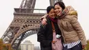 Seperti di foto ini, Gracia terlihat sedang berada di depan menara Eiffel. Penampilannya bersama sang mama pun begitu modis. Ia mengenakan baju hangat berwarna coklat dengan paduan baju bermotif garis-garis.  (Instagram/graciaz14)