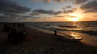Potret suasana di pantai Gaza City saat petang pada 17 Juli 2022. (Abdelhakim Abu Riash via Twitter.com/QudsNen)