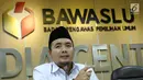 Anggota Bawaslu, Mochammad Afifuddin memberikan keterangan di Gedung Bawaslu, Jakarta, Kamis (12/7). Bawaslu memberikan sejumlah keterangan hasil pengawasan penyelenggaraan Pilkada Serentak 2018. (Liputan6.com/Helmi Fithriansyah)