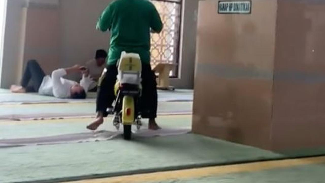 Viral Pria Kendarai Sepeda Listrik di Dalam Masjid, Ternyata Ini Alasan di Baliknya