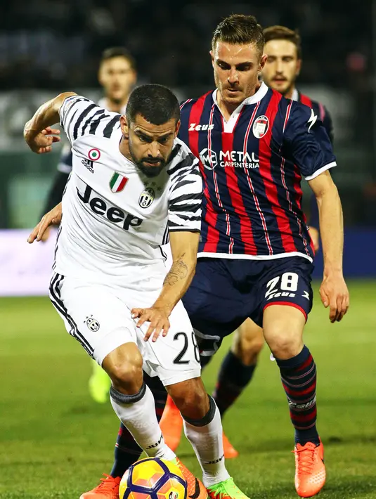 Gelandang Juventus, Tomas Rincon, berusaha melewati hadangan pemain Crotone, Leonardo Capezzi. Kemenangan ini membuat Juventus kian kokoh dipuncak klasemen Liga Italia. (EPA/Albano Angilletta)