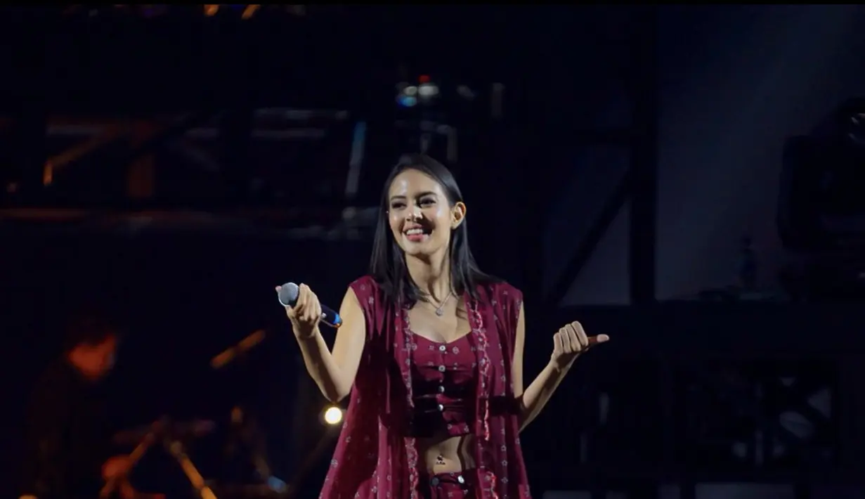 Batik dengan corak sederhana juga menambah kesan etnik pada Aurelie. Nuansa maroon semakin membuat gayanya kian memukau.   [Foto: Instagram/ Aurelie]