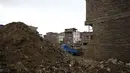 Sejumlah Warga mengumpulkan puing-puing bangunan yang rusak akibat gempa di Bhaktapur, Nepal (14/7/2015). PBB melaporkan dua bulan setelah gempa di Nepal, warga masih sulit mendapatkan makanan dan perawatan kesehatan. (REUTERS/Navesh Chitrakar)