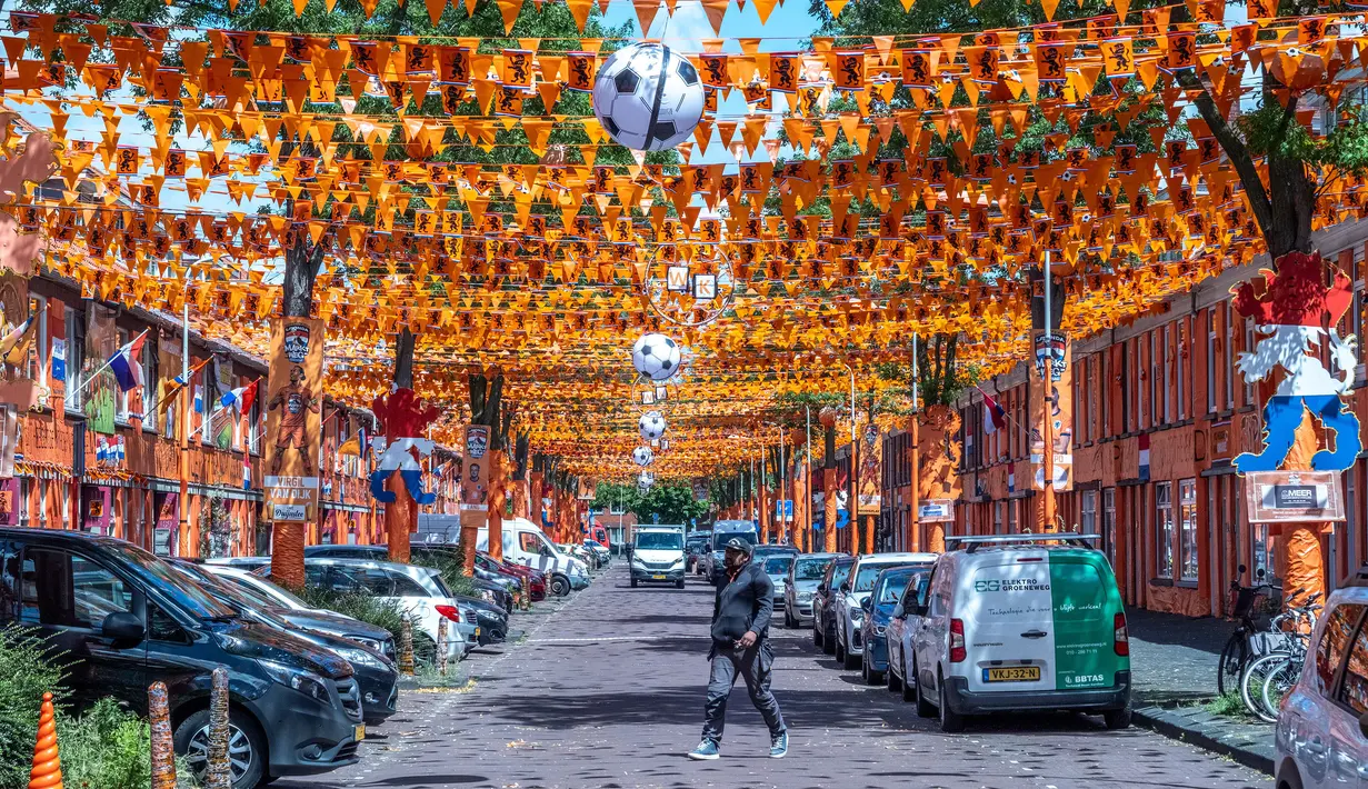 Jalanan di Den Haag, Belanda disulap menjadi lautan oranye jelang Piala Dunia 2026. (AP Photo/Patrick Post)